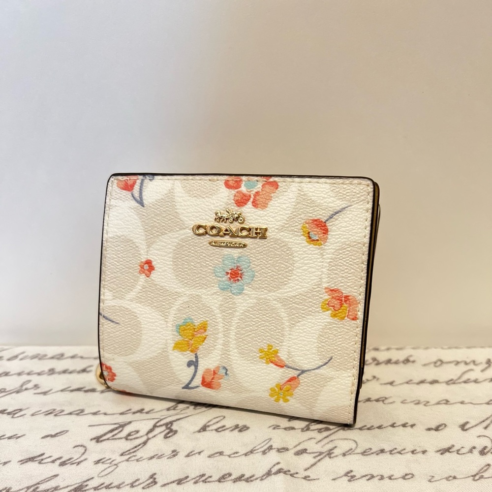 Coach Snap Wallet In Signature Canvas With
Mystical Floral Print